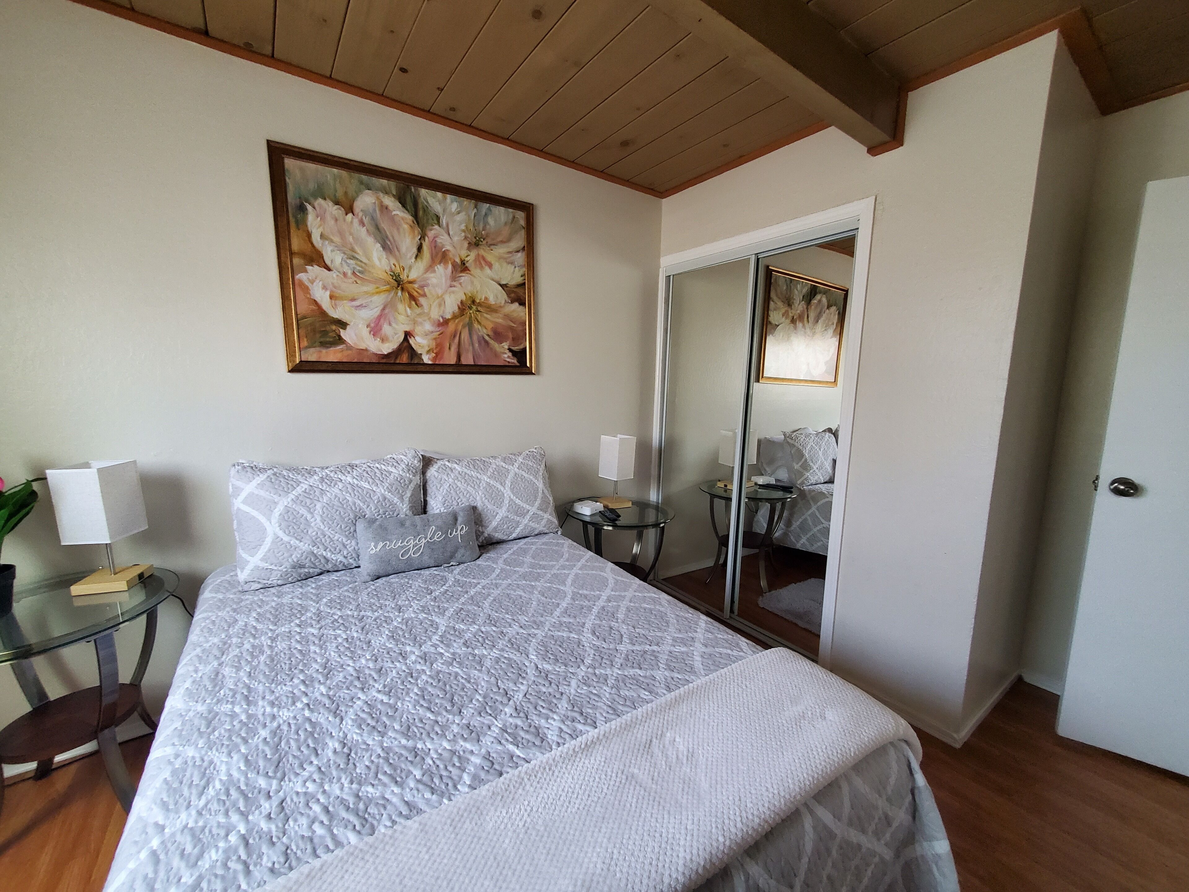 Cute Cozy and Quiet Upstairs 2 Bedroom Apartment in Richmond CA