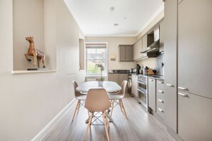 Dining - Green & Leafy  – 2 Bedroom in Clapham (London)
