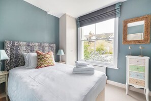 2 bedrooms, desk, iron/ironing board, travel crib - Green & Leafy  – 2 Bedroom in Clapham (London)