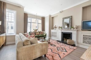 Een televisie en boeken