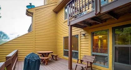 Cozy 3-bedroom house in peaceful Davis with EV charger minutes from adventure