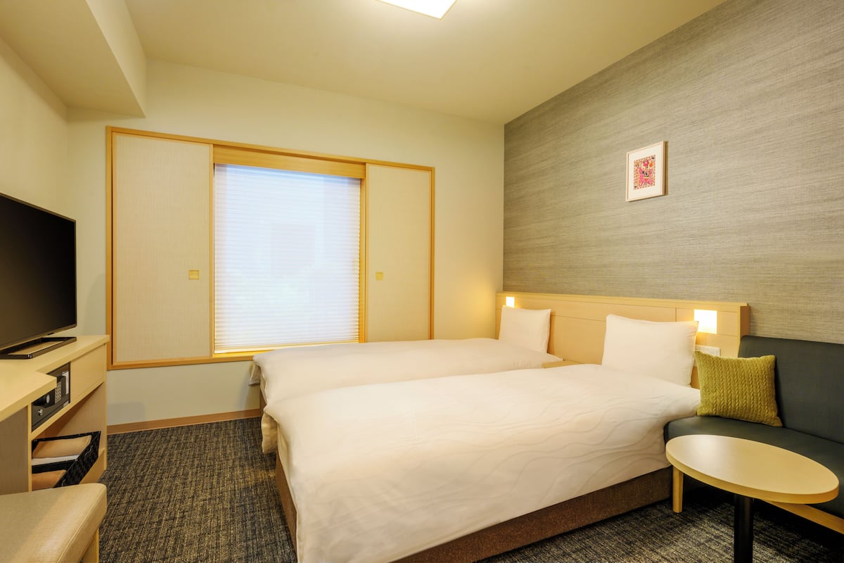 Down comforters, in-room safe, blackout drapes, soundproofing