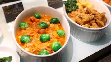 Deux bols de nourriture : l’un contient une soupe de légumes, l’autre, du poulet frit.