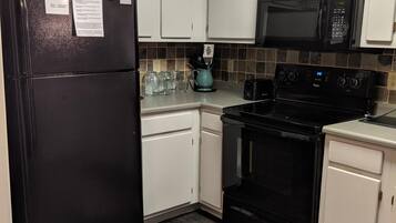 Condo (The ChileDrop - Walk to lift - Sleeps) | Private kitchen | Coffee/tea maker, cookware/dishes/utensils