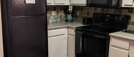 Condo (The ChileDrop - Walk to lift - Sleeps) | Private kitchen | Coffee/tea maker, cookware/dishes/utensils