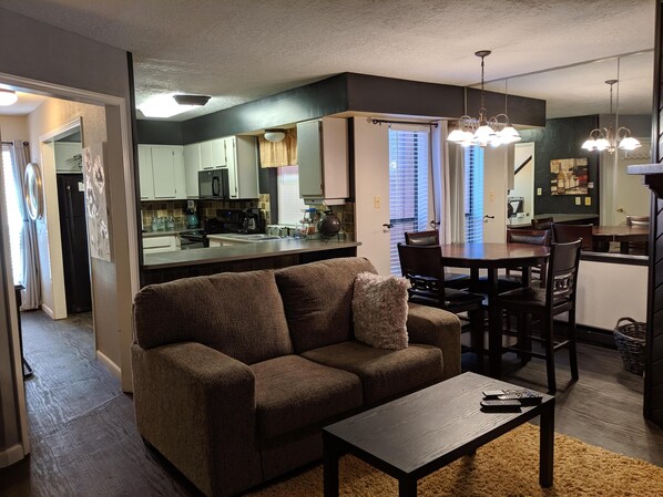 Condo (The ChileDrop - Walk to lift - Sleeps) | Living room | TV, Netflix, streaming services - The ChileDrop (Angel Fire)