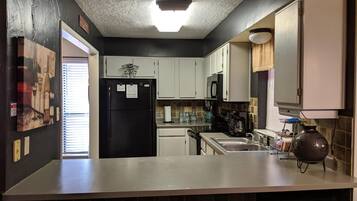 Condo (The ChileDrop - Walk to lift - Sleeps) | Private kitchen | Coffee/tea maker, cookware/dishes/utensils