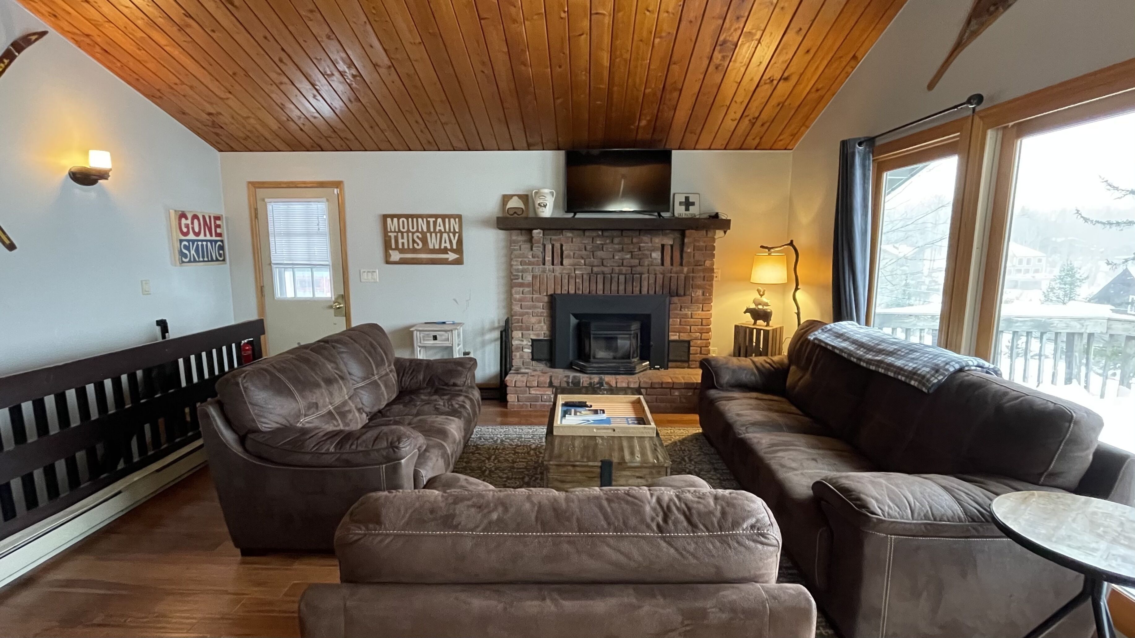 Welcome to Hunter Pine - Lake View Chalet!