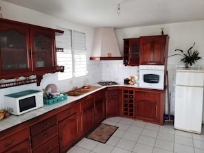 Fridge, microwave, oven, stovetop - Charming villa with sea view (Ferry Deshaies)