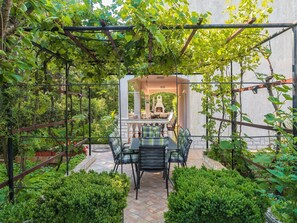 Outdoor dining - Lovely apartment for 7 guests with WIFI, A/C, TV, terrace and pets allowed (Crikvenica)