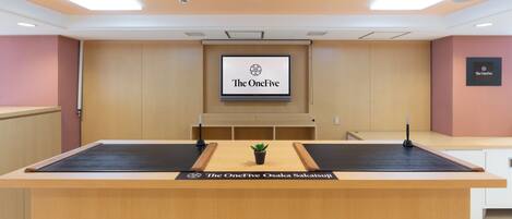 En receptionsdisk med en skylt som visar texten: ”The OneFive Osaka Sakaisuji”.