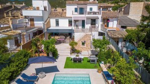 Una villa moderna con piscina, area relax esterna e vista sul mare.