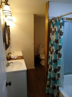 Combined shower/tub, hair dryer, towels, soap - Bunkhouse Farm Stay (Fort White)