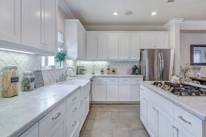 冰箱、微波炉、烤箱、炉灶