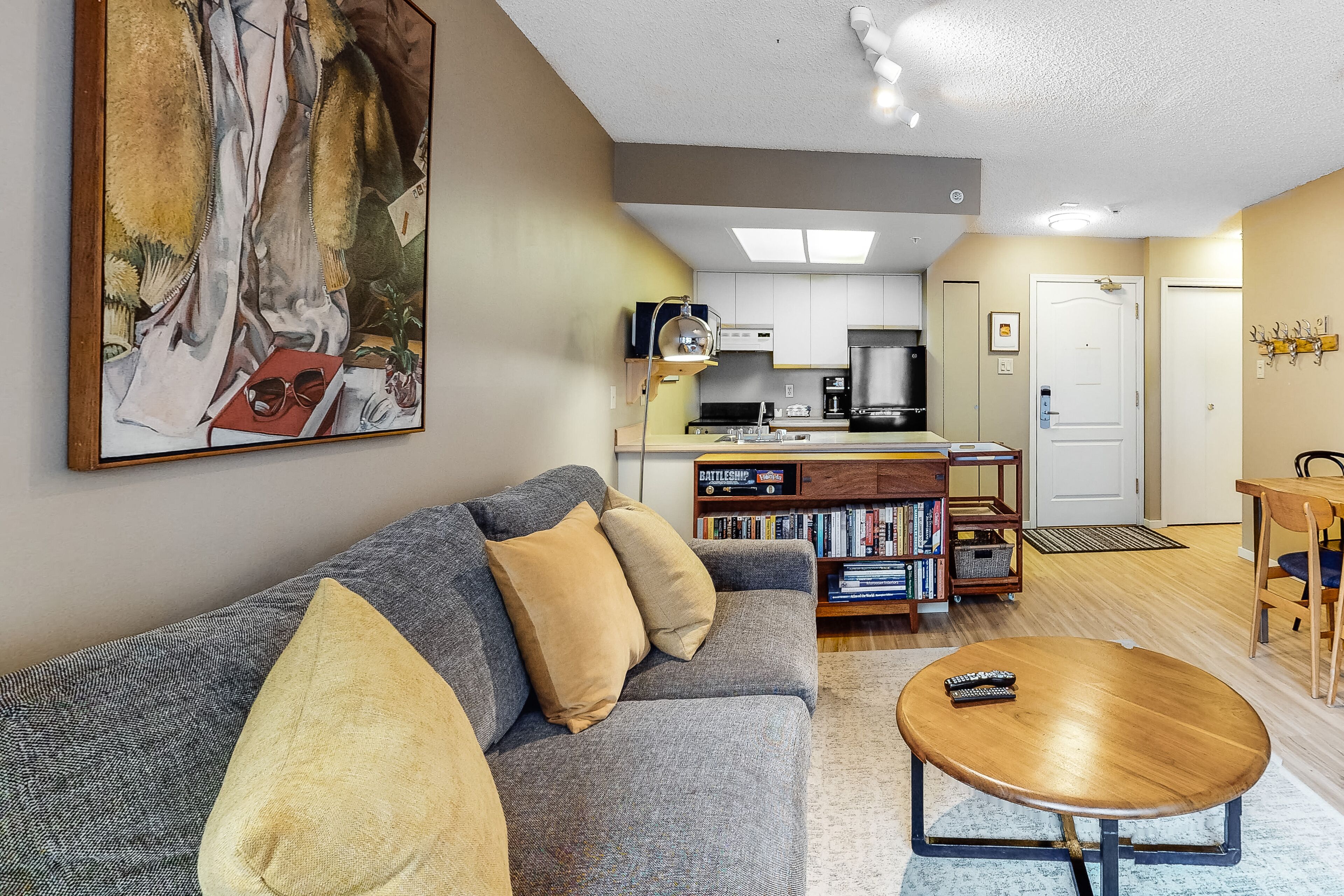 Stylish mountain escape with easy ski access, pool, hot tub & WiFi