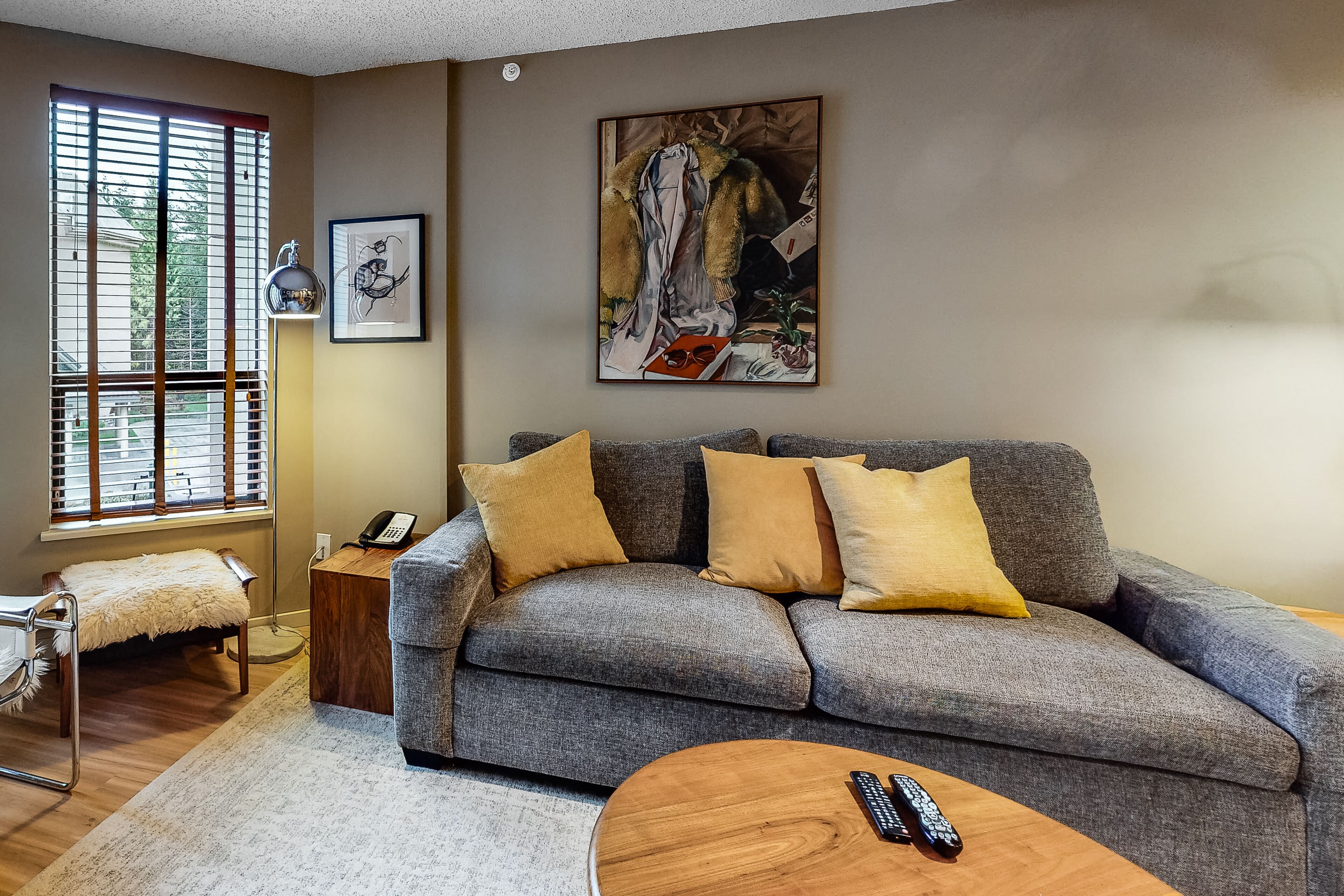 Stylish mountain escape with easy ski access, pool, hot tub & WiFi