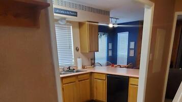 Condo (ChileDrop 2 - Walk to lift – Sleeps) | Dapur peribadi | Peti sejuk, ketuhar gelombang mikro, dapur, mesin basuh pinggan mangkuk