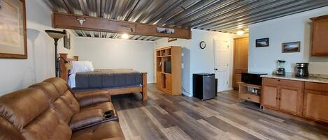 Condo (Spring Creek Haven - EXCELLENT LOCATI) | Living room