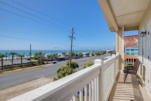 Maison, 3 chambres | Balcon