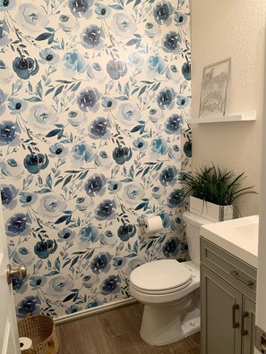 Suihkun ja ammeen yhdistelmä, bidee, pyyhkeet, saippua