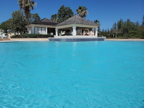 Lynden's Western Gated