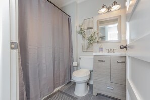 Cabin (Lighthouse 5 - Outdoor POOL - Lake Vi) | Bathroom