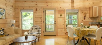 “Just BEE🐝Log Cabin"-Stunning, peaceful, NEW, -10 min to Dwtn Asheville, dogs ok