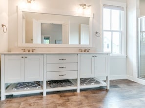 Combined shower/tub, hair dryer, towels, shampoo