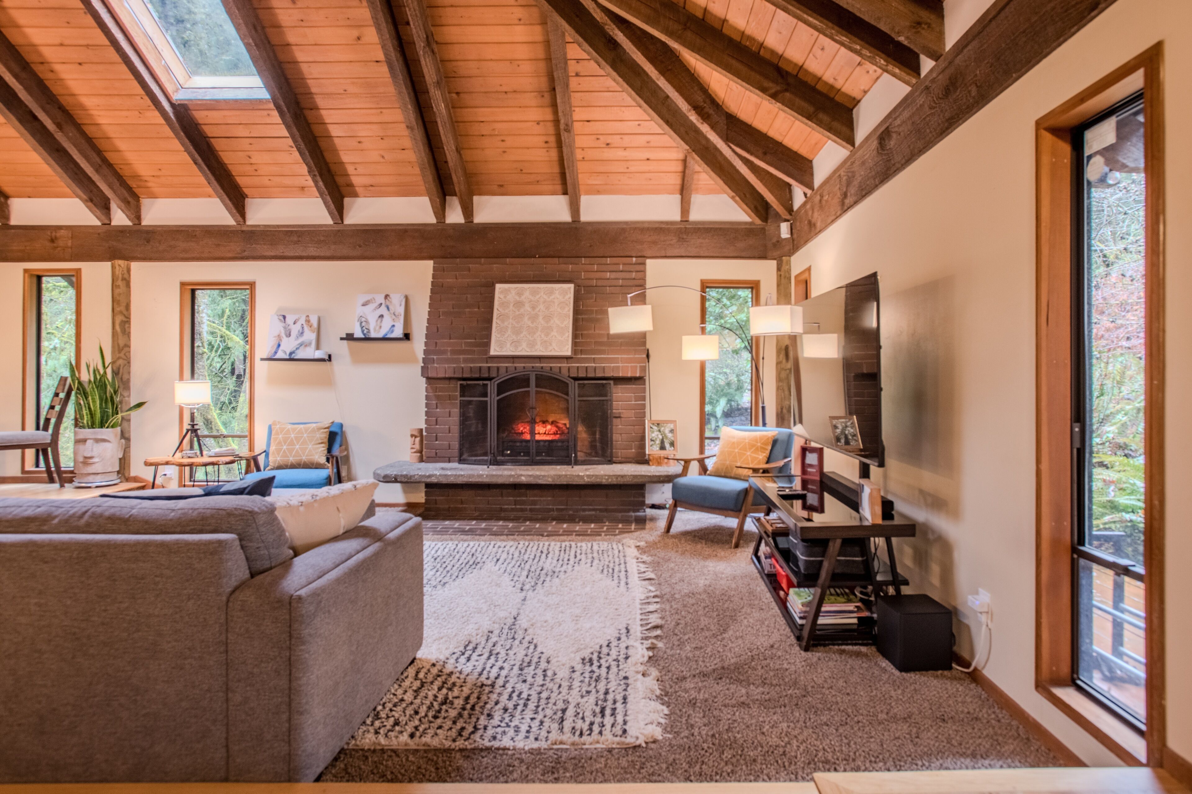 Smart-tv, een open haard, tafelvoetbal en boeken