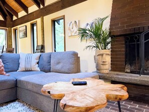 Smart TV, caminetto, tavolo da calcetto, libri