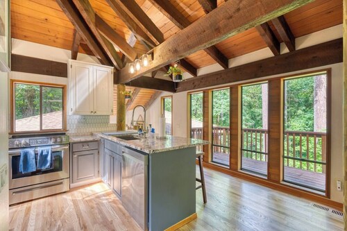 15-Acre Private Forest Retreat - 5BR - 10 Min to Nike & Intel - Ample Parking