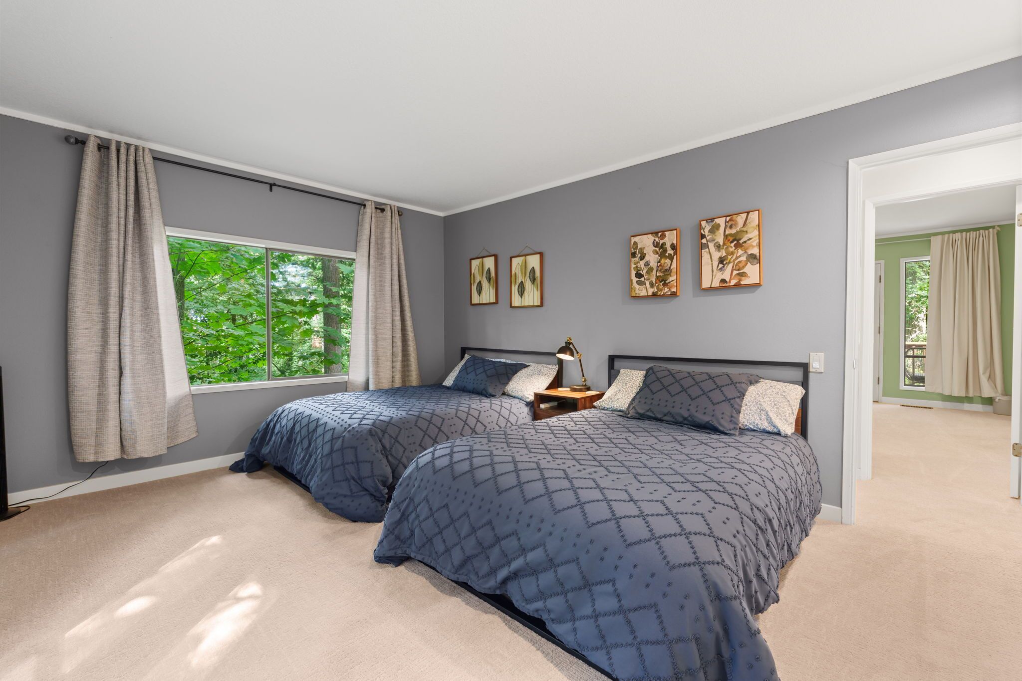 5 bedrooms, desk, iron/ironing board, WiFi (free)