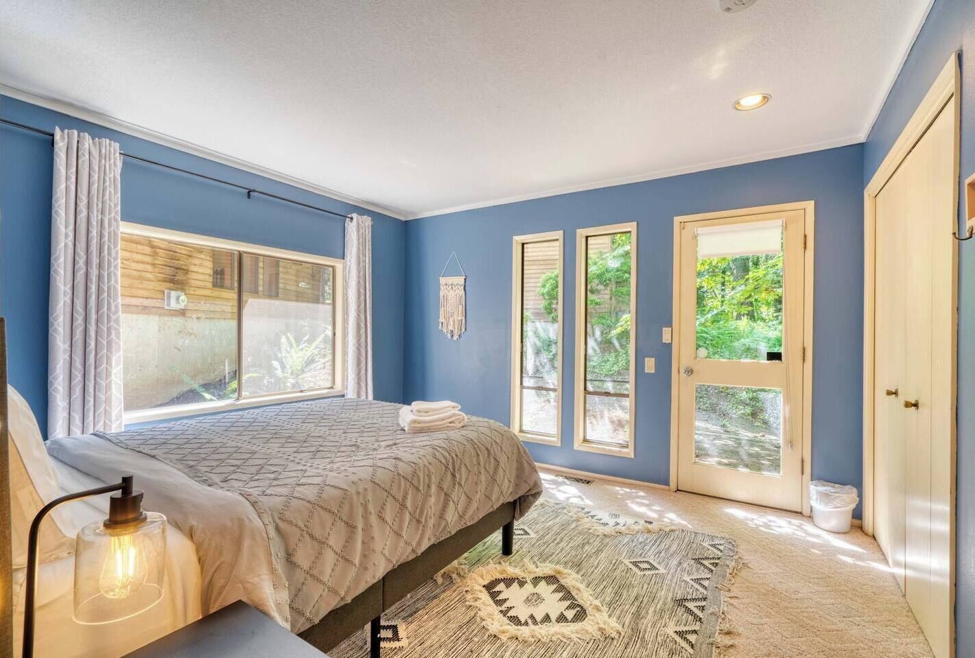 5 habitaciones, escritorio, tabla de planchar con plancha y wifi gratis 