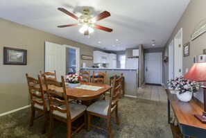 Condo (Country Getaway Condo - NO STAIRS!! S) | Cozinha privada | Geladeira, talheres/pratos/utensílios de cozinha