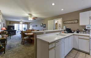 Condo (Country Getaway Condo - NO STAIRS!! S) | Cocina privada | Refrigerador y utensilios de cocina