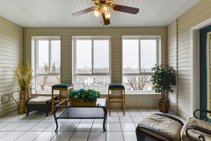 公寓客房 (Country Getaway Condo - NO STAIRS!! S) | 客廳 | 智慧型電視