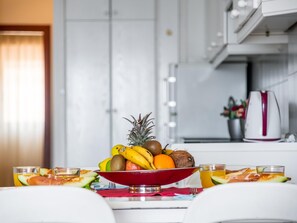 Fridge, oven, coffee/tea maker, toaster - 1.1 Beautiful seafront with balcony and WIFI (Arona)