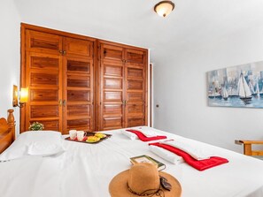 2 bedrooms, iron/ironing board, internet, bed sheets