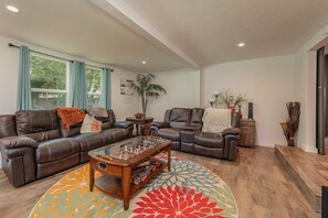 House (Greystone Home - Excellent location! ) | Living room | TV, fireplace, video-game console - Greystone Home (Springfield)