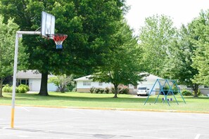 House (Greystone Home - Excellent location! ) | Sport court - Greystone Home (Springfield)