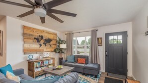 House (Greystone Home - Excellent location! ) | Living room - Greystone Home (Springfield)
