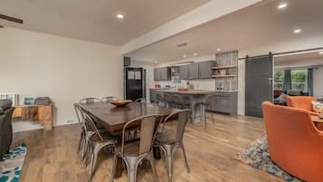 Rumah (Greystone Home - Excellent location! ) | Eksterior