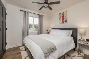 House (Greystone Home - Excellent location! ) | 4 bedrooms, desk, iron/ironing board, travel crib - Greystone Home (Springfield)