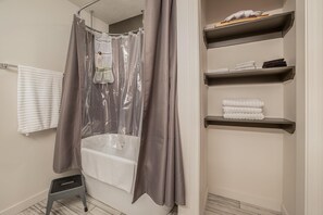 House (Greystone Home - Excellent location! ) | Bathroom | Soap, shampoo - Greystone Home (Springfield)