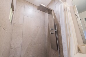 Nhà (Greystone Home - Excellent location! ) | Ngoại thất