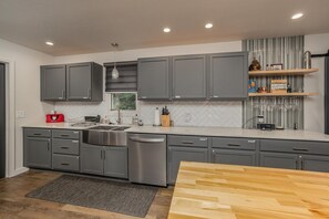 Maison (Greystone Home - Excellent location! ) | Cuisine privée | Réfrigérateur, blender, batterie de cuisine, vaisselle et ustensiles