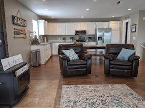 Rumah (Canaan Point - LAKESIDE Trail to Lake) | Ruang keluarga