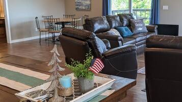 House (Canaan Point - LAKESIDE Trail to Lake) | Ruang tamu