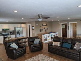 House (Canaan Point - LAKESIDE Trail to Lake) | Living room