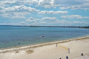 Playa en los alrededores, camastros y toallas de playa 